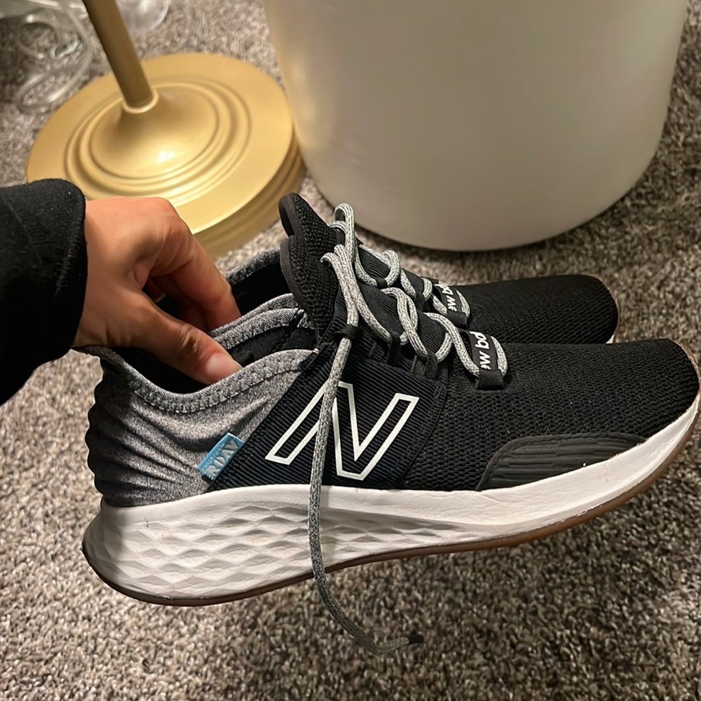 Barely worn New Balance ROAV, like new, great condition and very comfortable